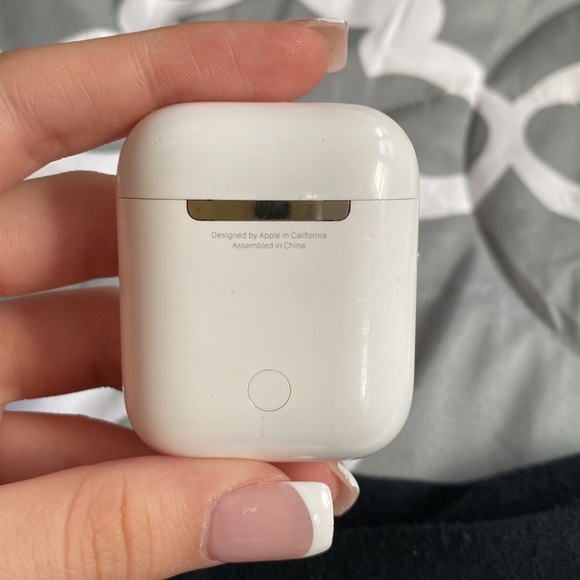 Airpods second 2nd generation (mic to speak doesn’t work but can still listen) - Picture 4 of 5